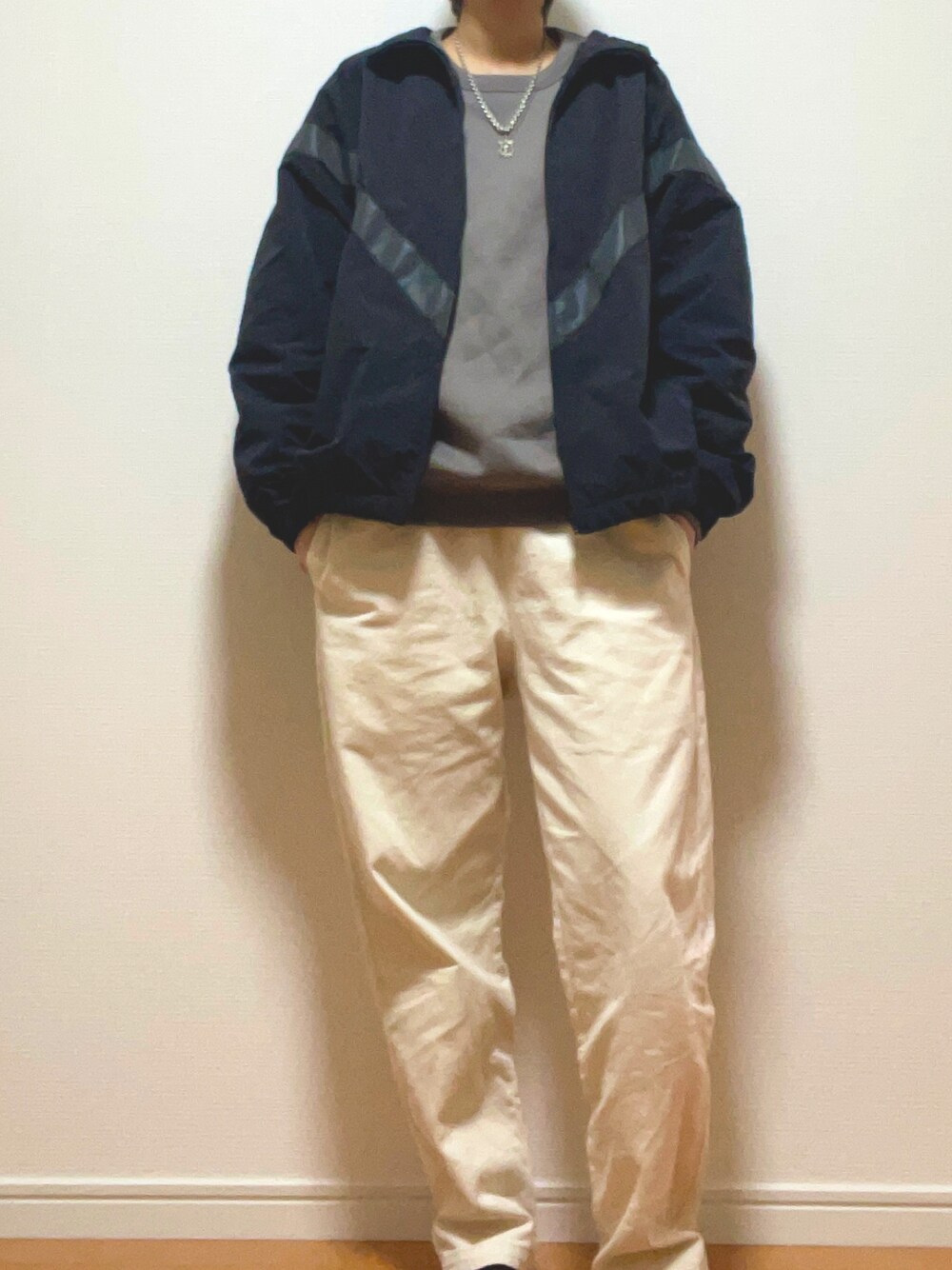 「おしゃれさんと繋がりたい、オーバーサイズ、カジュアル、シンプル、スニーカー、ブラック、グレー、ホワイト、シェフパンツ、ナイロンジャケット、スウェット、シルバーアクセサリー、GU、プチプラ、ゆるコーデ」｜「GUのアイテム（デニムパンツ、ホワイト系）」を使った、Reiさん（メンズ・163cm）の冬コーディネートの1枚目の写真