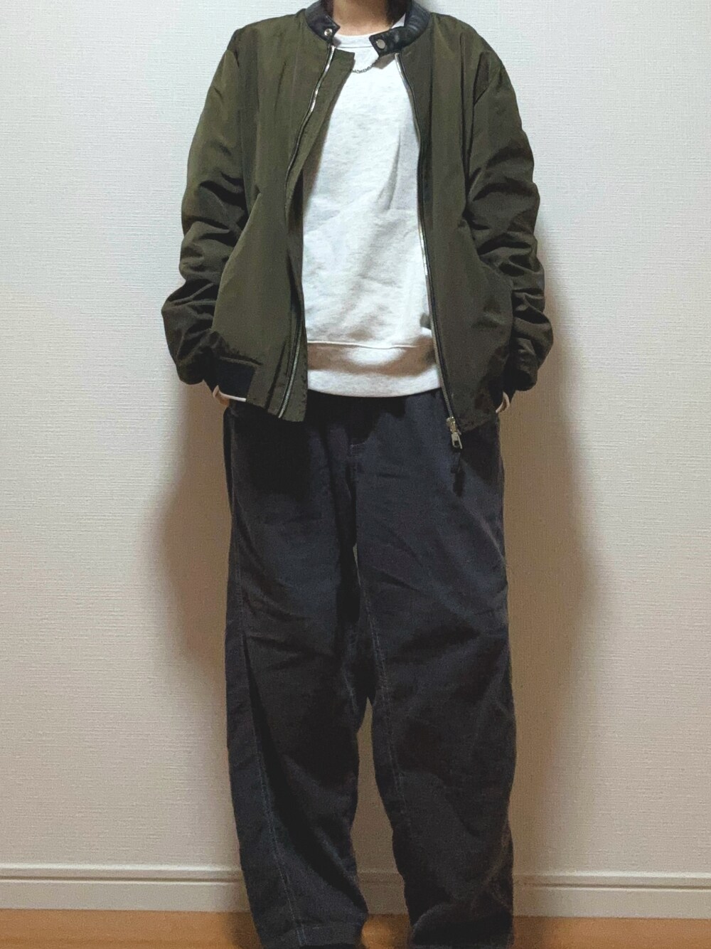 「おしゃれさんと繋がりたい、オーバーサイズ、カジュアル、プチプラ、シンプル、カーキ、ブラック、デニム、ホワイト、MA-1、スウェット、デニムパンツ、シルバーアクセサリー、GU、ZARA」｜「ZARAのアイテム（MA-1、グリーン系）」を使った、Reiさん（メンズ・163cm）の冬コーディネートの1枚目の写真