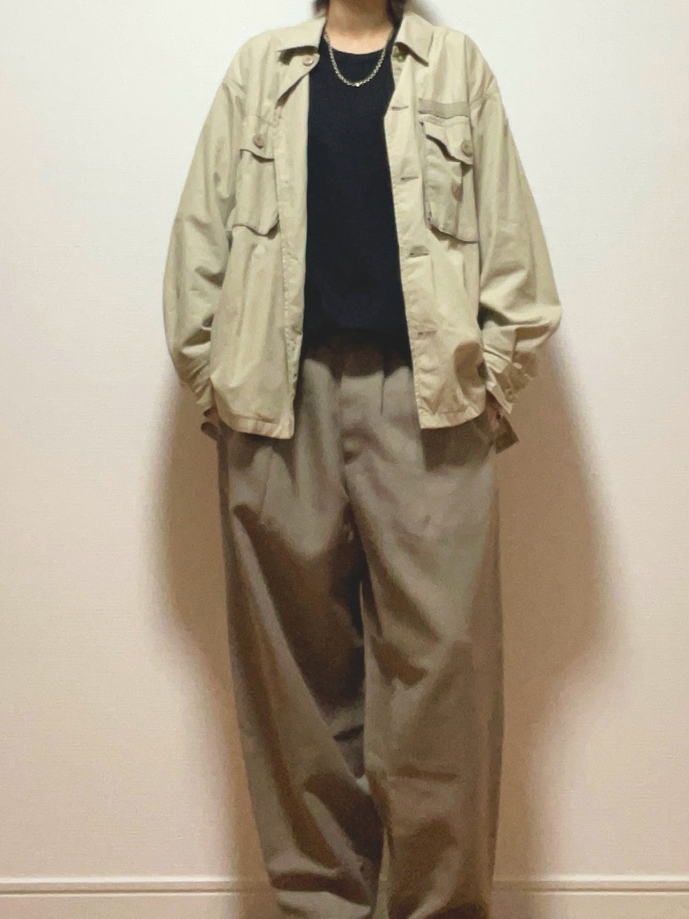 「おしゃれさんと繋がりたい、シンプル、カジュアル、オーバーサイズ、ベージュ、ブラック、ブラウス、Tシャツ、ミリタリー、バルーンパンツ、スニーカー、GU、タックイン、シルバーアクセサリー、プチプラ」｜「GUのアイテム（その他パンツ、グリーン系）」を使った、Reiさん（メンズ・163cm）の秋コーディネートの1枚目の写真
