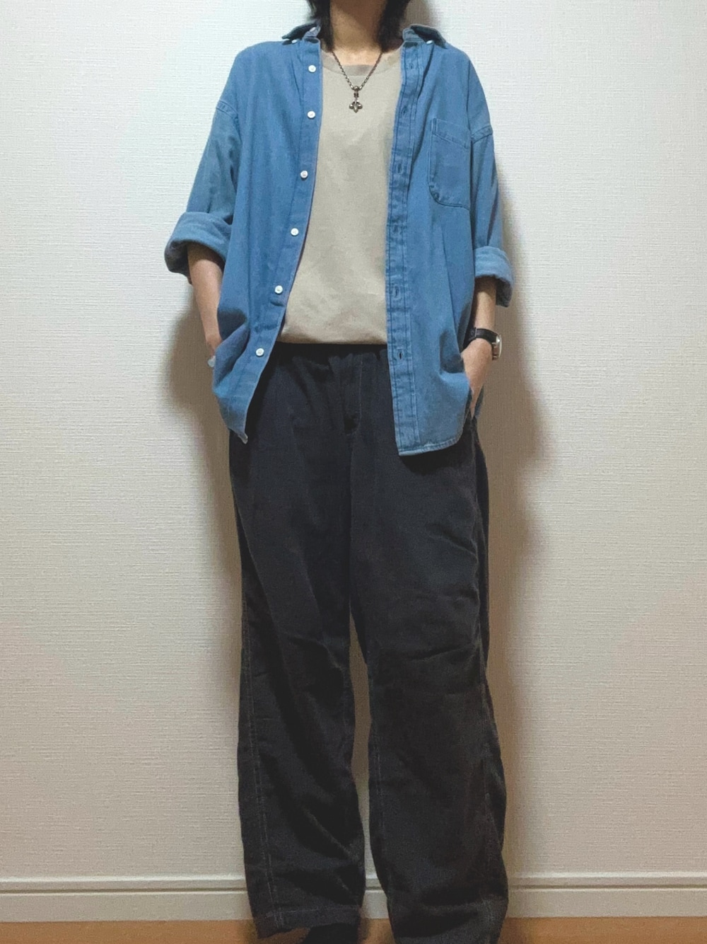 グレー系のデニムパンツ、ブルー系のシャツ/ブラウス、ベージュ系のTシャツ/カットソーを着用したメンズの秋コーディネートの1枚目の写真