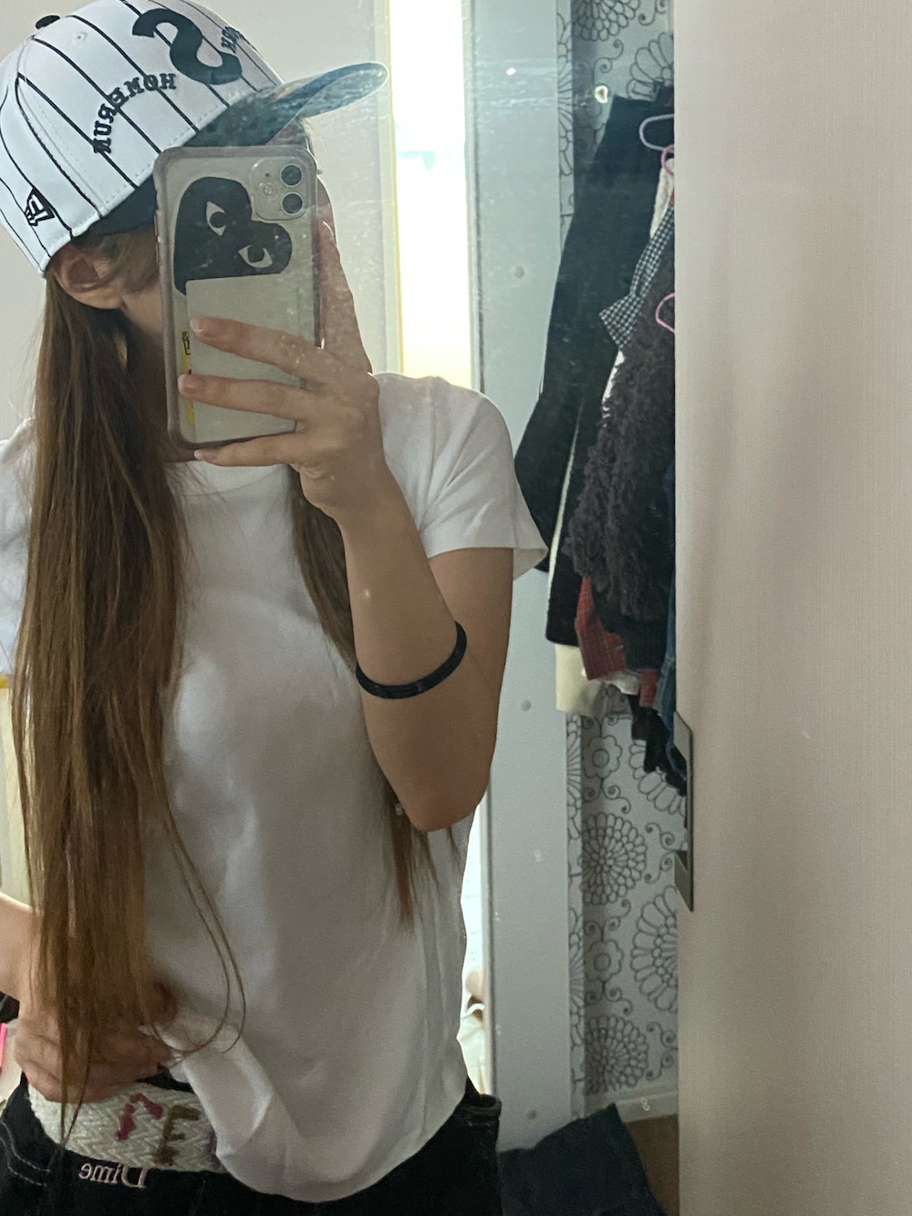 「白Tシャツ、supreme、Dime、ストリート」｜「UNIQLOのアイテム（Tシャツ/カットソー、ホワイト系）」を使った、crrさん（レディース・155cm）の春コーディネートの1枚目の写真