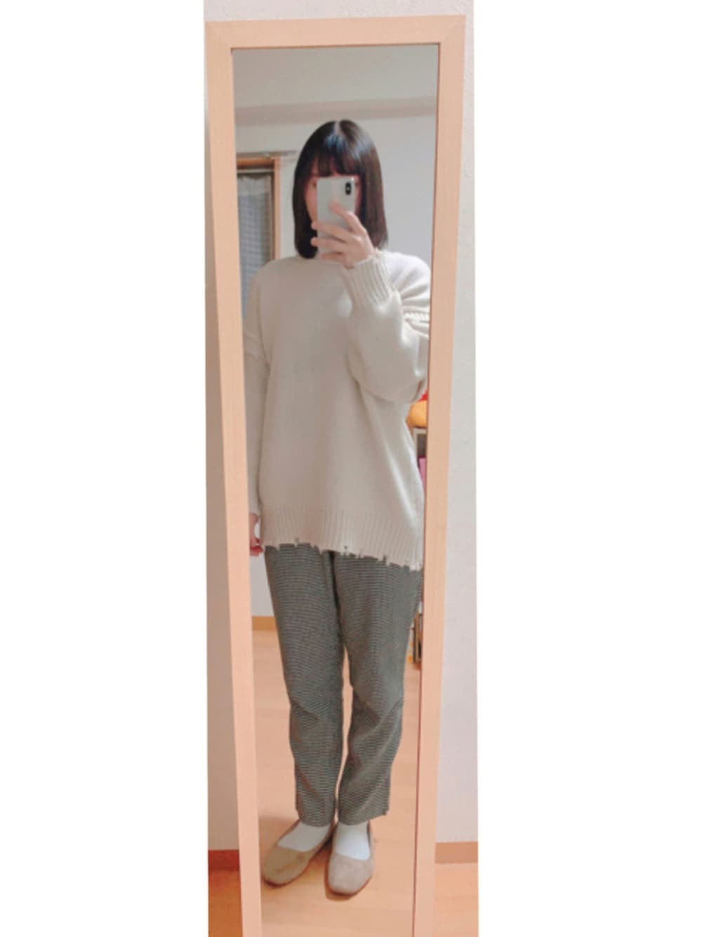 ホワイト系のニット/セーター、その他のパンツ、ベージュ系のパンプスを着用したレディースの冬コーディネートの1枚目の写真