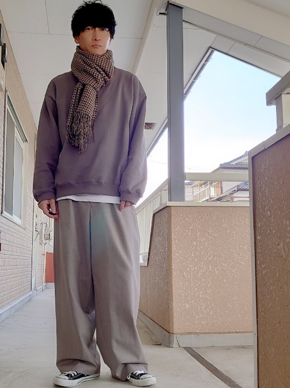 「マフラーぐるぐる、マフラー、ストール、スウェット、秋冬コーデ、今日のコーデ」｜「WYM LIDNMの【WYM LIDNM】HEAVY WEIGHT WIDE SWEAT（スウェット、グレー系）」を使った、しゃーむさん（メンズ・178cm）の冬コーディネートの1枚目の写真