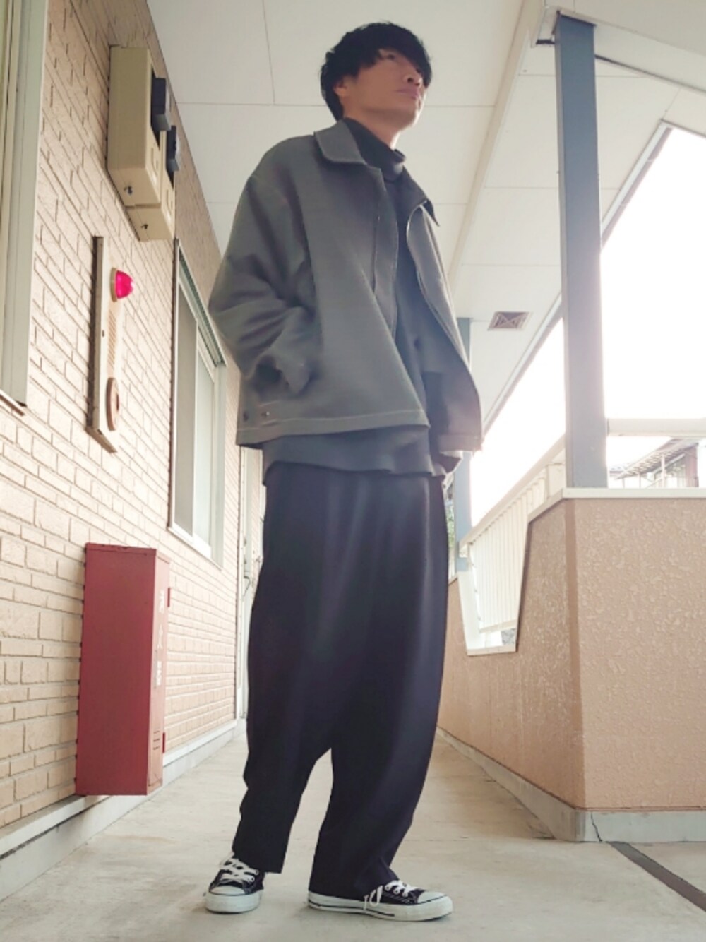 「タートルネック、休日スタイル、今日のコーデ、秋コーデ」｜「shiki tokyoのOVERSIZED SHORT ZIP BLOUSON / オーバーサイズショートジップブルゾン（ブルゾン、グレー系）」を使った、しゃーむさん（メンズ・178cm）の秋コーディネートの1枚目の写真