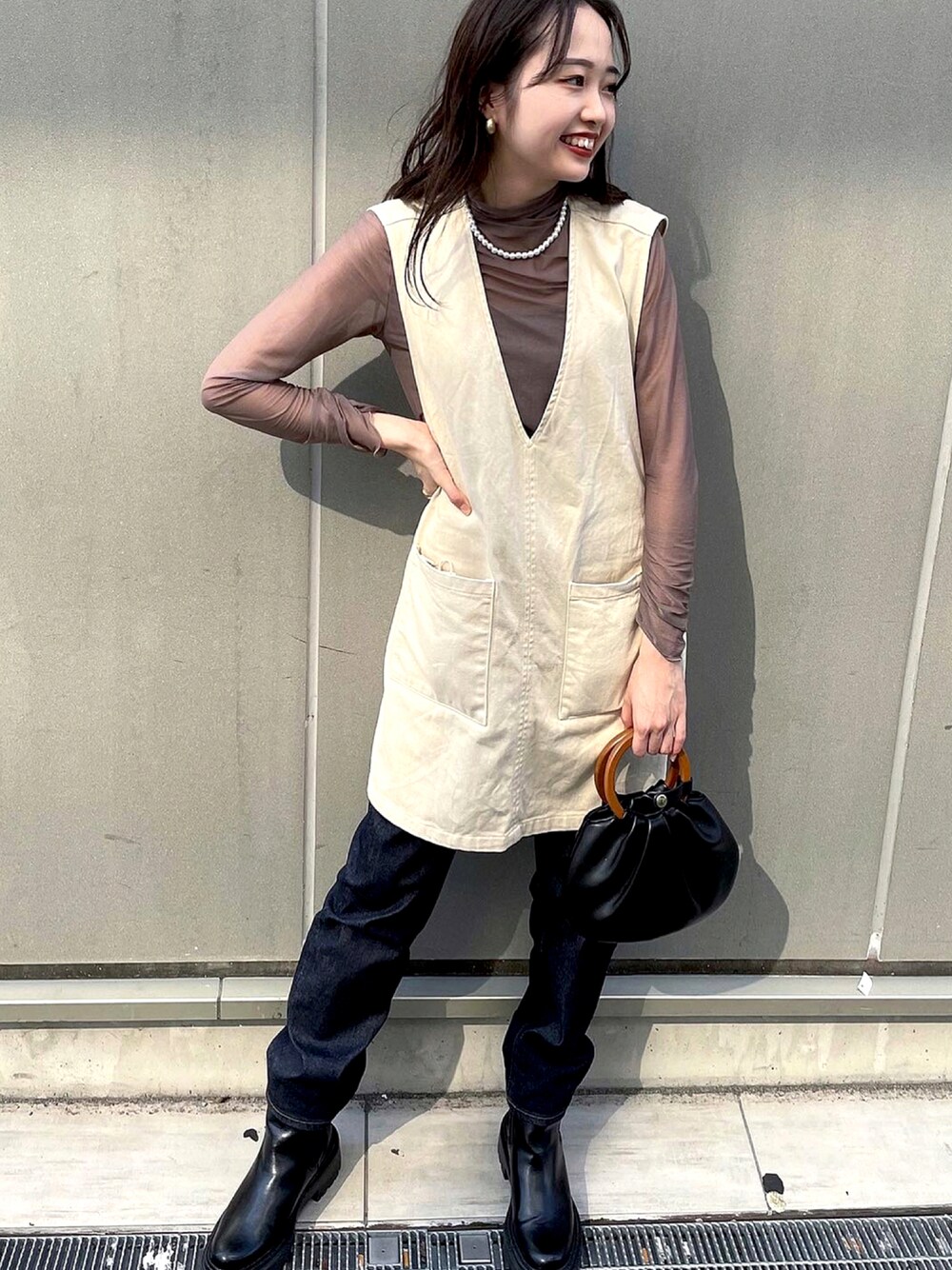 「ショートブーツ、秋服、FREAK’Ｓ STORE、秋コーデ、シアートップス、エプロンベスト、SNIDEL、秋トレンド2021、だから秋服が好き」｜「Babの【WEB限定】ウッドハンドルミニバッグ（トートバッグ、ブラック系）」を使った、meiさん（レディース・163cm）の秋コーディネートの1枚目の写真