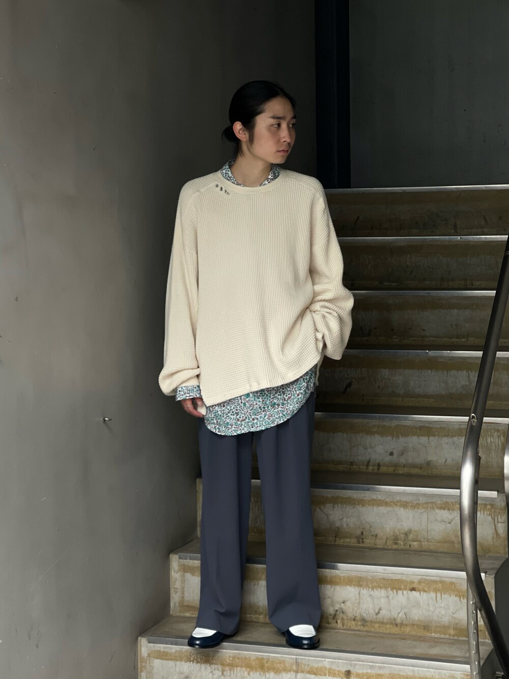 「ancellm、URU」｜「URUのアイテム（パンツ、ブルー系）」を使った、山崎慶太朗　GARDEN渋谷さん（メンズ・171cm）の秋コーディネートの1枚目の写真