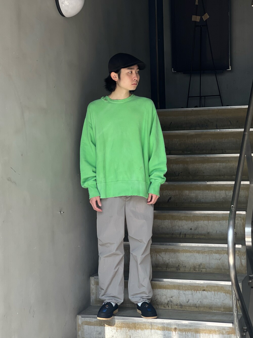 「ancellm」｜「ANCELLMのアイテム（スウェット、グリーン系）」を使った、山崎慶太朗　GARDEN渋谷さん（メンズ・171cm）の春コーディネートの1枚目の写真