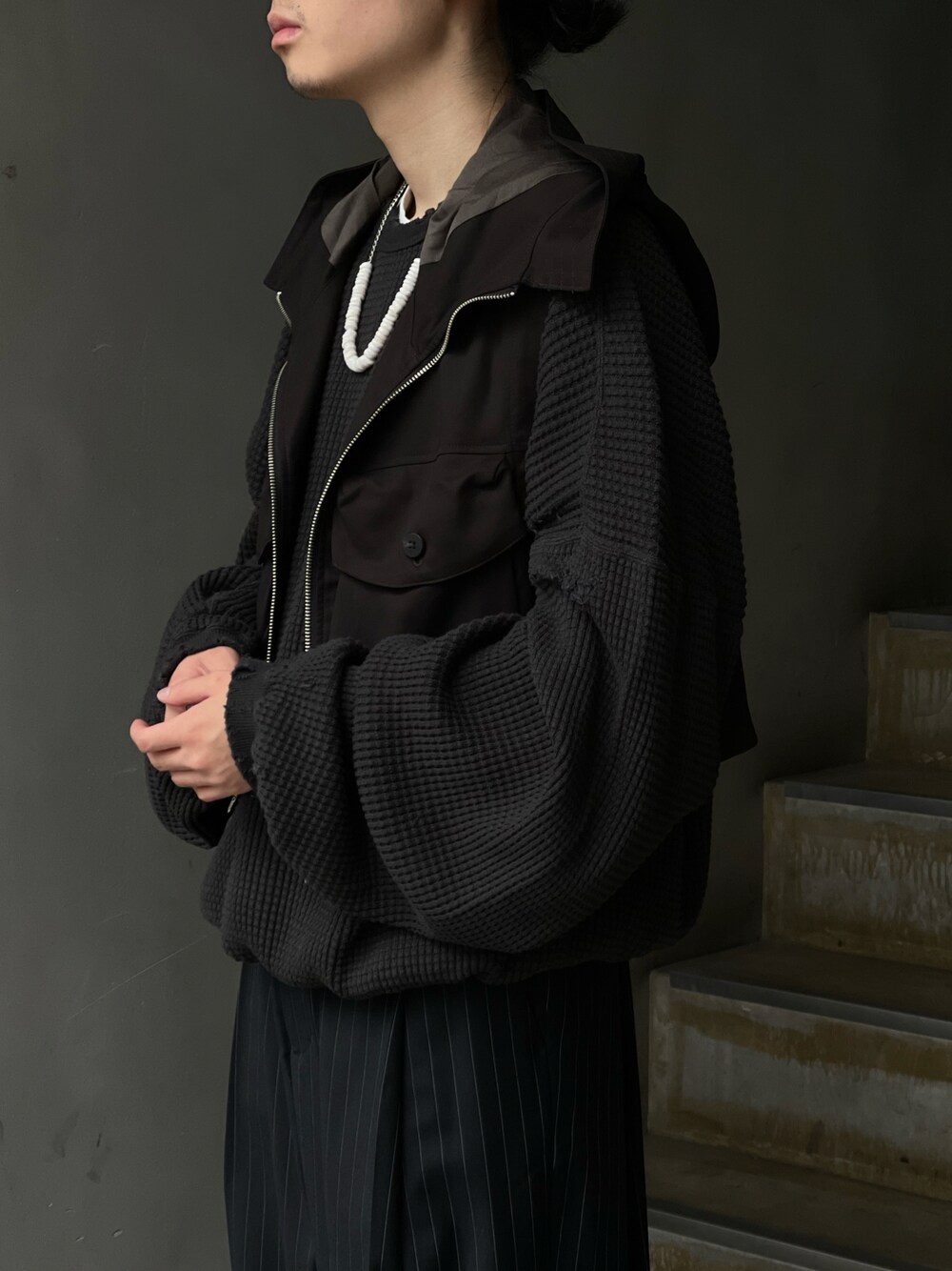 「URU、ancellm、TOIRONIER」｜「URUのアイテム（ベスト、ブラック系）」を使った、山崎慶太朗　GARDEN渋谷さん（メンズ・171cm）の秋コーディネートの1枚目の写真