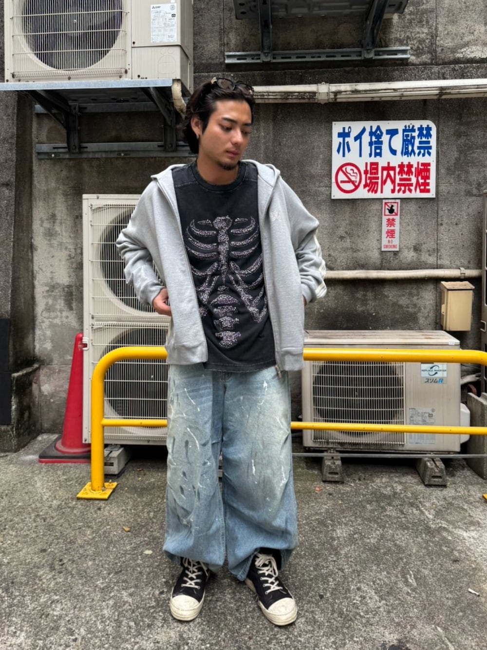 ブラック系のTシャツ/カットソー、グレー系のパーカー、ブルー系のデニムパンツを着用したメンズの夏コーディネートの1枚目の写真
