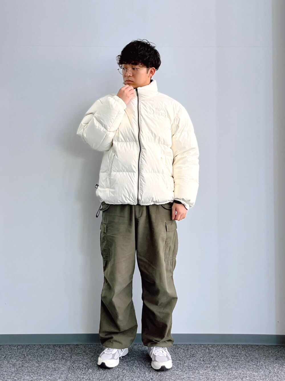 ホワイト系のダウンジャケット/コートを着用したメンズの秋コーディネートの1枚目の写真