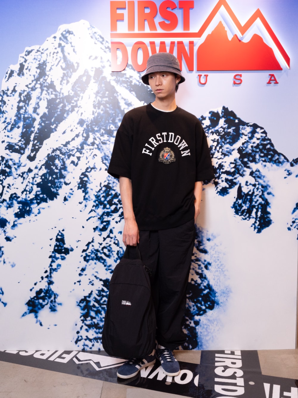 ブラック系のその他パンツ、ブラック系のTシャツ/カットソー、ブラック系のバックパック/リュックを着用したメンズの夏コーディネートの1枚目の写真