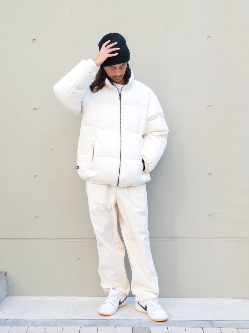 ホワイト系のデニムパンツ、ホワイト系のダウンジャケット/コートを着用したメンズの秋コーディネートの1枚目の写真