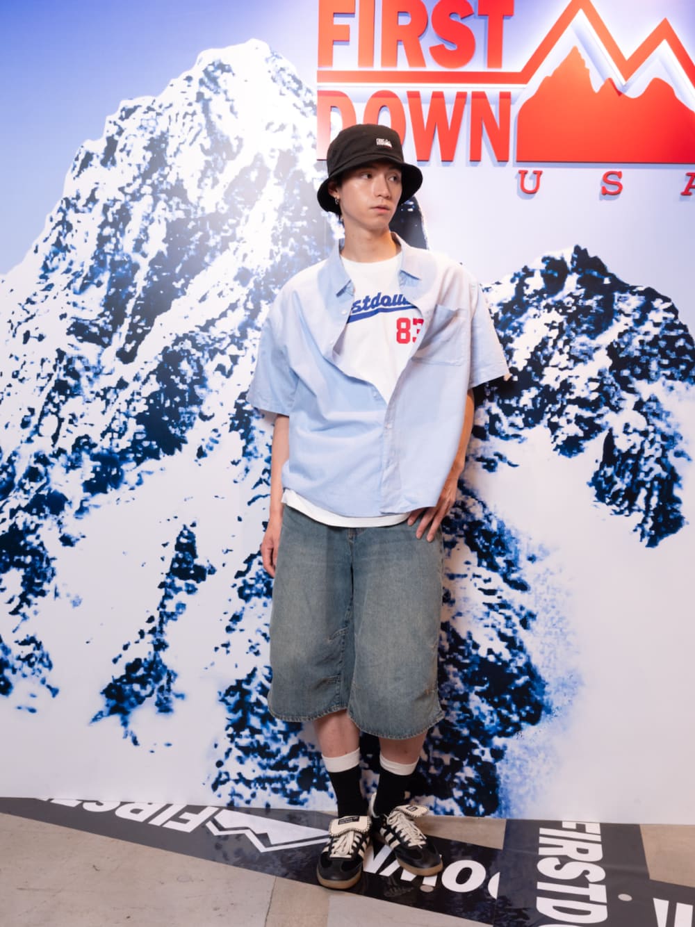 ブルー系のシャツ/ブラウス、ホワイト系のTシャツ/カットソー、ブラック系のハットを着用したメンズの夏コーディネートの1枚目の写真