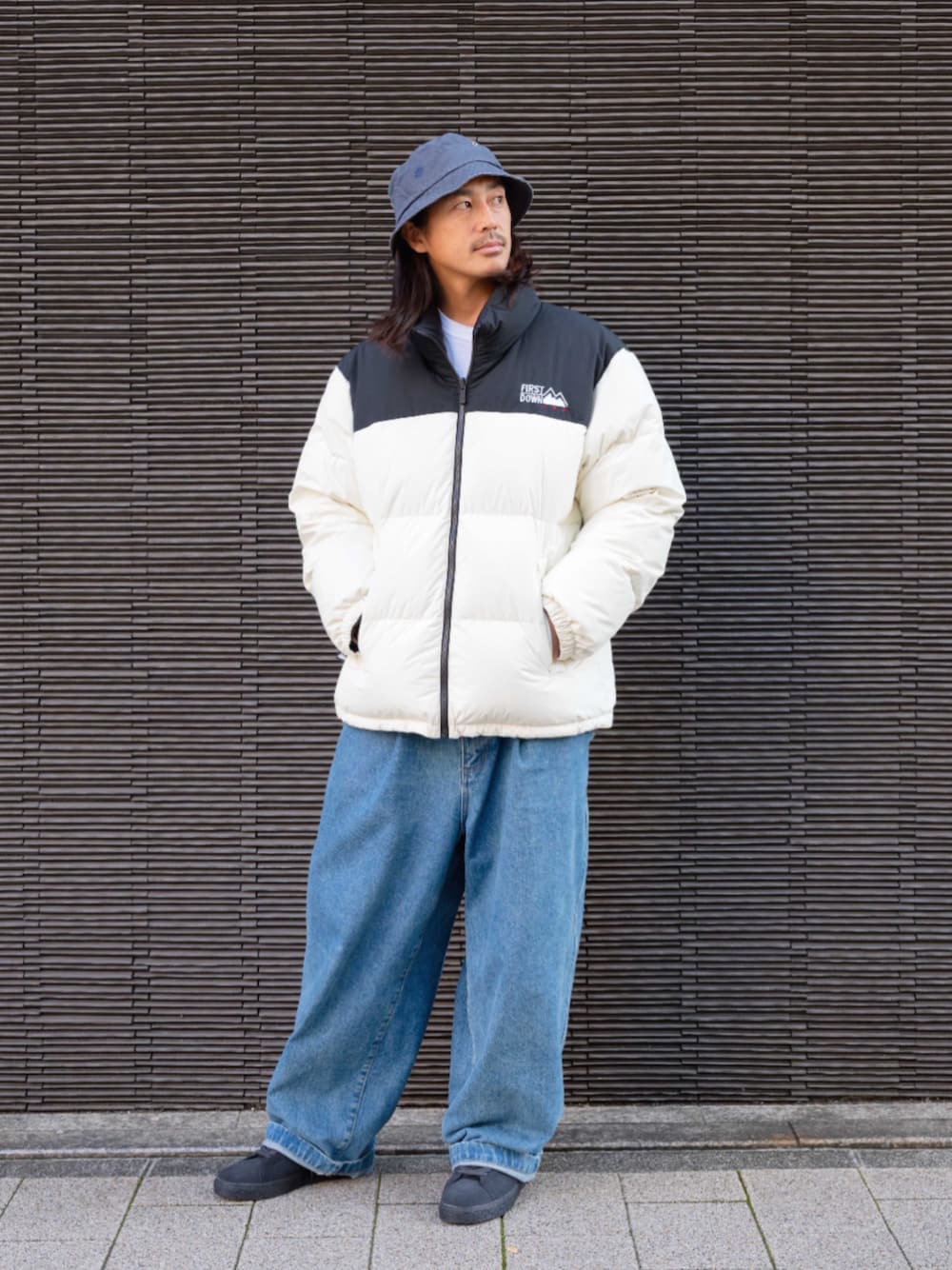 ホワイト系のダウンジャケット/コートを着用したメンズの秋コーディネートの1枚目の写真