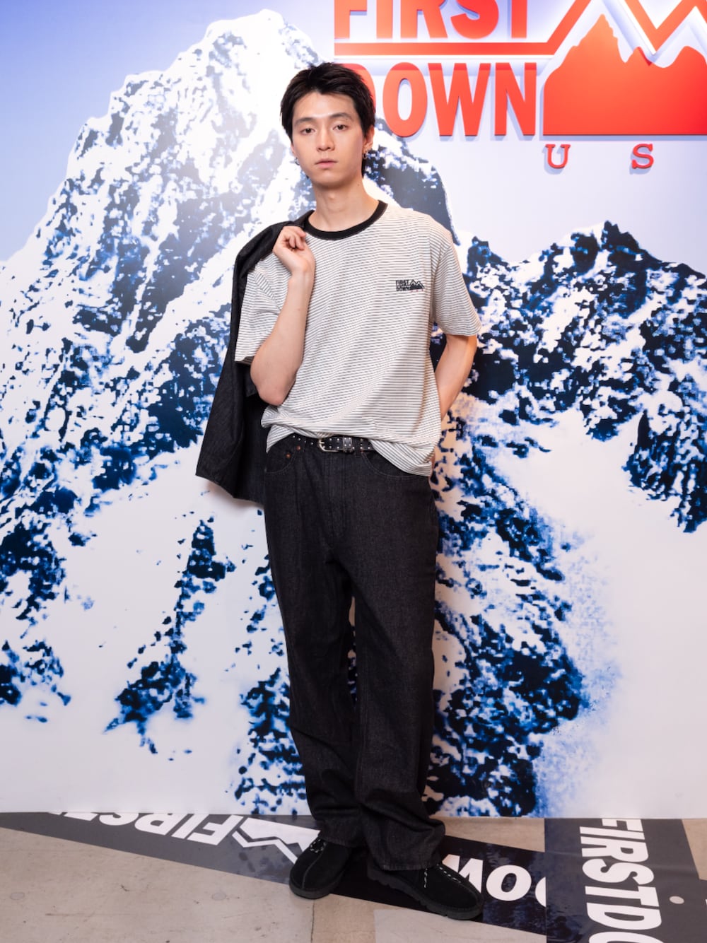 ブラック系のデニムパンツ、ホワイト系のTシャツ/カットソー、ブラック系のシャツ/ブラウスを着用したメンズの春コーディネートの1枚目の写真