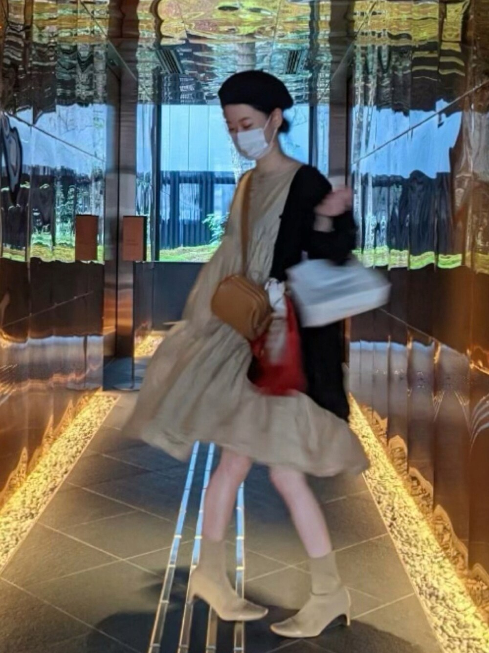 「ベレー帽、ベージュ、ショートブーツ、スカーフ、大人カジュアル、ユニクロ、シンプルコーデ、ミニバッグ、大人かわいい、秋コーデ」｜「HERMESのアイテム（バンダナ/スカーフ、レッド系）」を使った、ぴっぴさん（レディース・155cm）の秋コーディネートの1枚目の写真