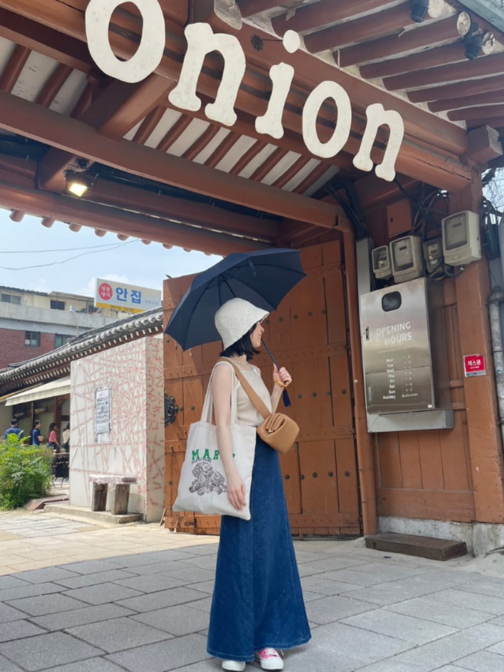 「夏コーデ、オトナ女子、シンプルスタイル、キャミソール、ロングスカート、ハット、トートバッグ、低身長女子、大人カジュアル、ゆるコーデ、でにむ、ベージュコーデ、夏トップス、スカートスタイル、韓国ファッション」｜「mardiのアイテム（トートバッグ、ホワイト系）」を使った、ぴっぴさん（レディース・155cm）の夏コーディネートの1枚目の写真