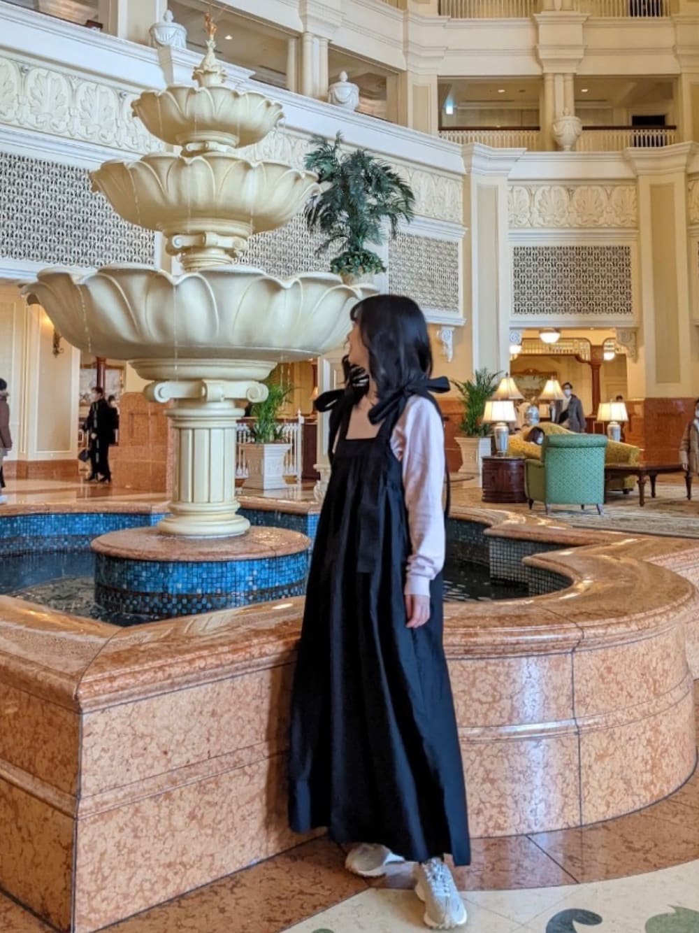 「ディズニー、ホテル、ピンク、お出かけコーデ、春コーデ、休日スタイル、シンプル、春先取り、大人ガーリー、ロングワンピース、スニーカー、ピンクニット、ビッグリボン、低身長コーデ、テーマパークコーデ」｜「UNIQLOのアイテム（ニット/セーター、ピンク系）」を使った、ぴっぴさん（レディース・155cm）の冬コーディネートの1枚目の写真
