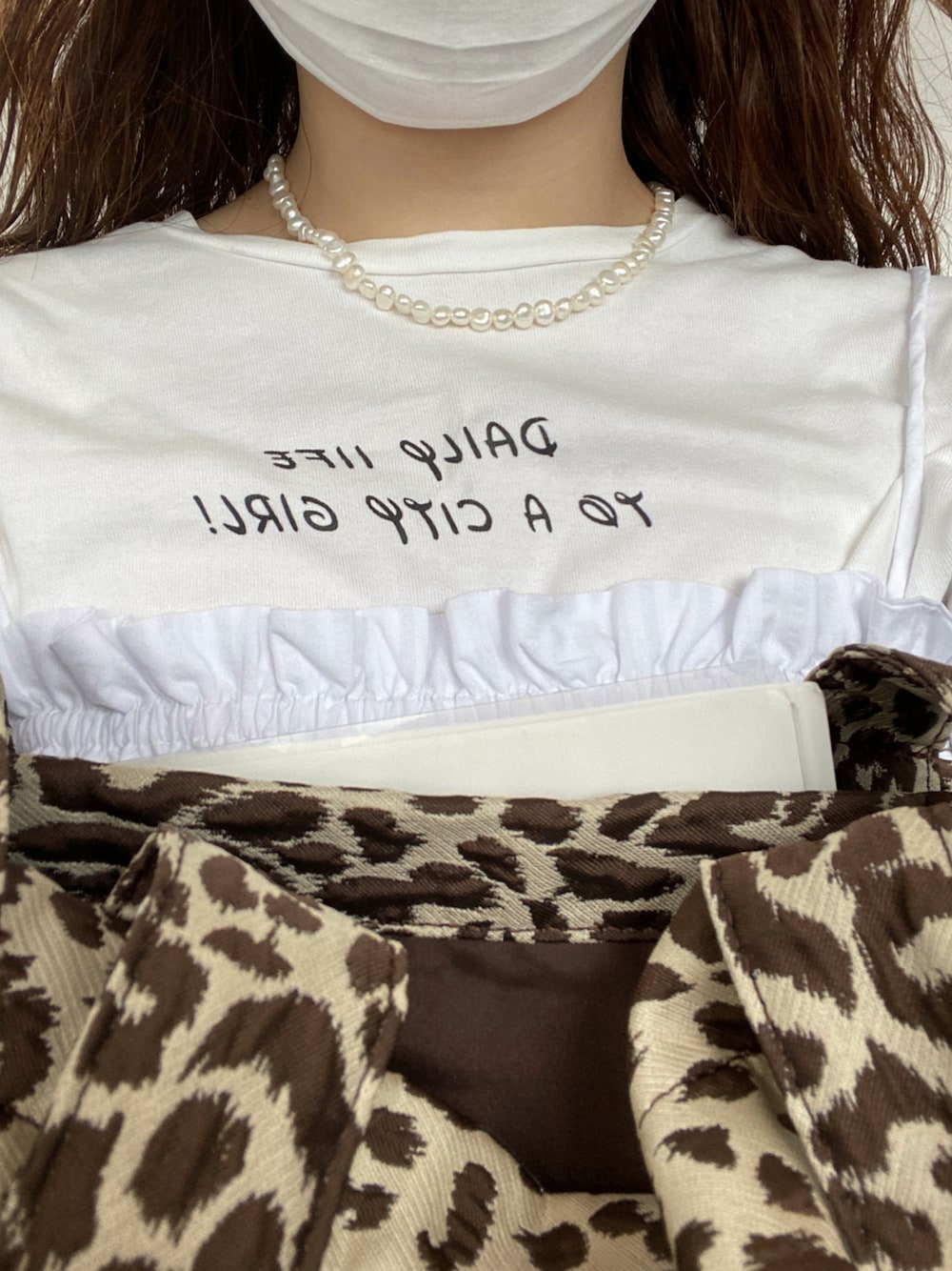「ロゴT、白Tシャツ、ネックレス、ワンピース、白ワンピース、オールホワイト、レオパード、レオパード柄、トートバッグ、パーマ、パーマヘア」｜「韓国のアイテム（Tシャツ/カットソー、ホワイト系）」を使った、みづきさん（レディース・158cm）の夏コーディネートの1枚目の写真
