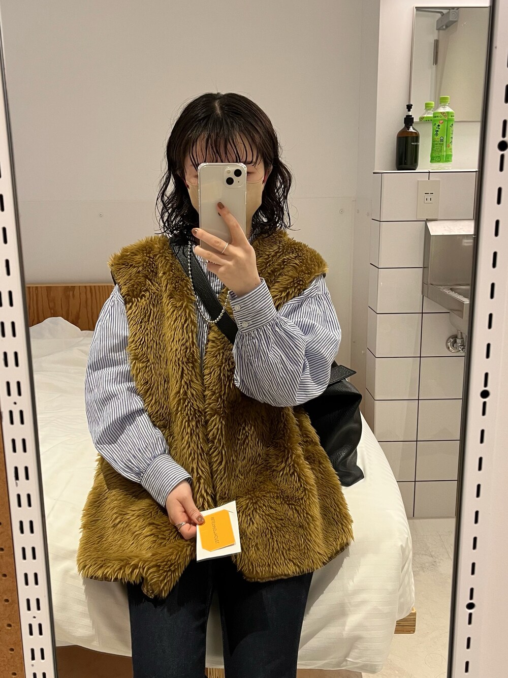 「ベスト、シャツ、ストライプシャツ、ブルーシャツ、デニム、GU、スマホチェーン、ボブ、ボブヘア、パーマ、パーマヘア」｜「GUのアイテム（デニムパンツ、ブルー系）」を使った、みづきさん（レディース・158cm）の夏コーディネートの1枚目の写真