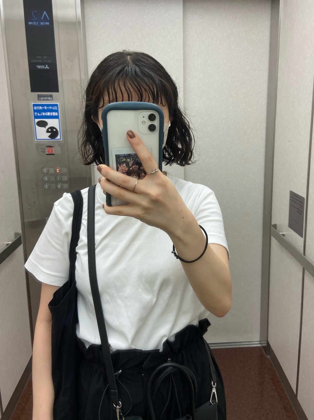 「モノトーン、モノトーンコーデ、白ティー、カーゴパンツ、ユニクロ、ユニクロコーデ、ボブ、ボブヘア、パーマ、パーマヘア、カジュアル」｜「UNIQLOのアイテム（Tシャツ/カットソー、ホワイト系）」を使った、みづきさん（レディース・158cm）の夏コーディネートの1枚目の写真
