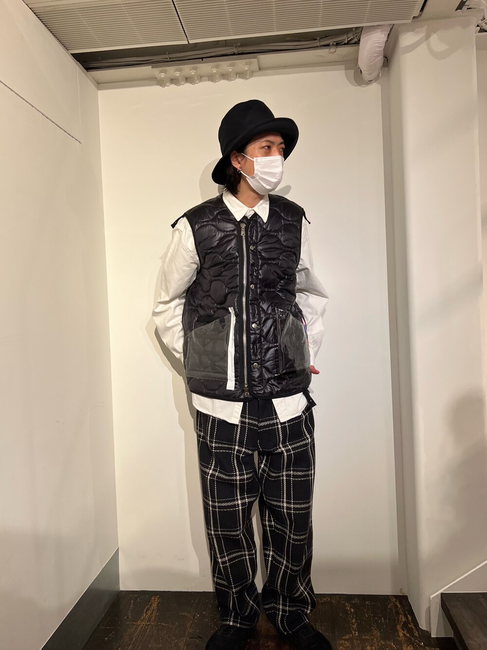 「オトナカジュアル、ワイドパンツ、モード、レイヤードスタイル、きれいめカジュアル、黒、ootd、春コーデ、ベスト、TAKAHIROMIYASHITA The SoloIst.、sevenbyseven、ROYAL FLASH」｜「sevenbysevenのアイテム（パンツ、ブラック系）」を使った、サトウ コウタさん（メンズ・179cm）の冬コーディネートの1枚目の写真