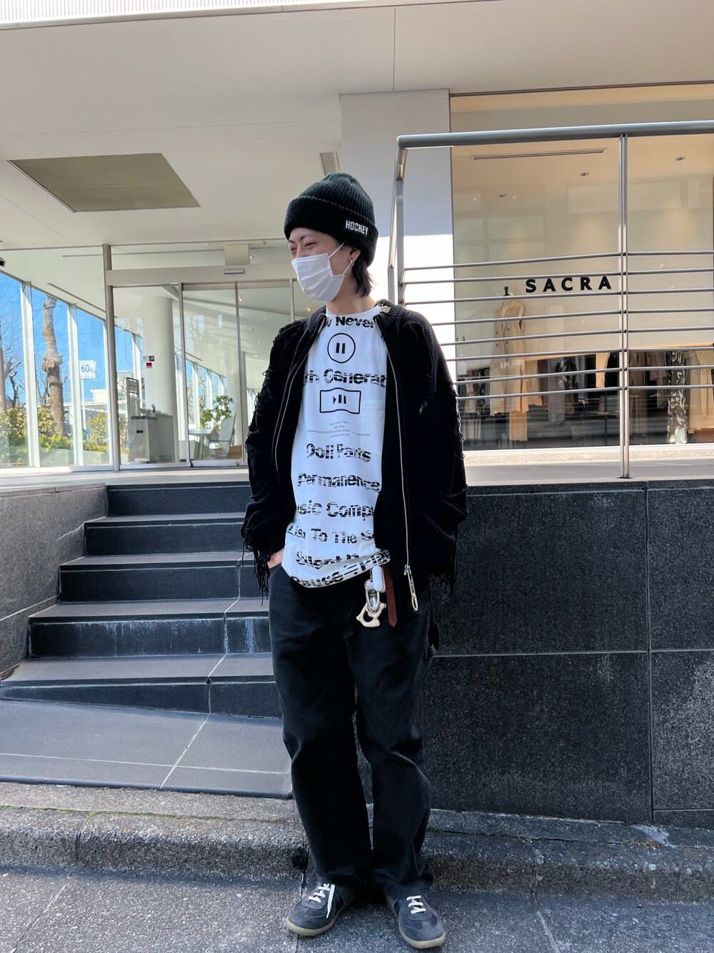「オトナカジュアル、ワイドパンツ、黒、きれいめカジュアル、ootd、モノトーン、モード、MIHARAYASUHIRO、TAKAHIROMIYASHITA The SoloIst.、ROYAL FLASH」｜「TAKAHIROMIYASHITATheSoloIst.のアイテム（シャツ/ブラウス、ホワイト系）」を使った、サトウ コウタさん（メンズ・179cm）の冬コーディネートの1枚目の写真