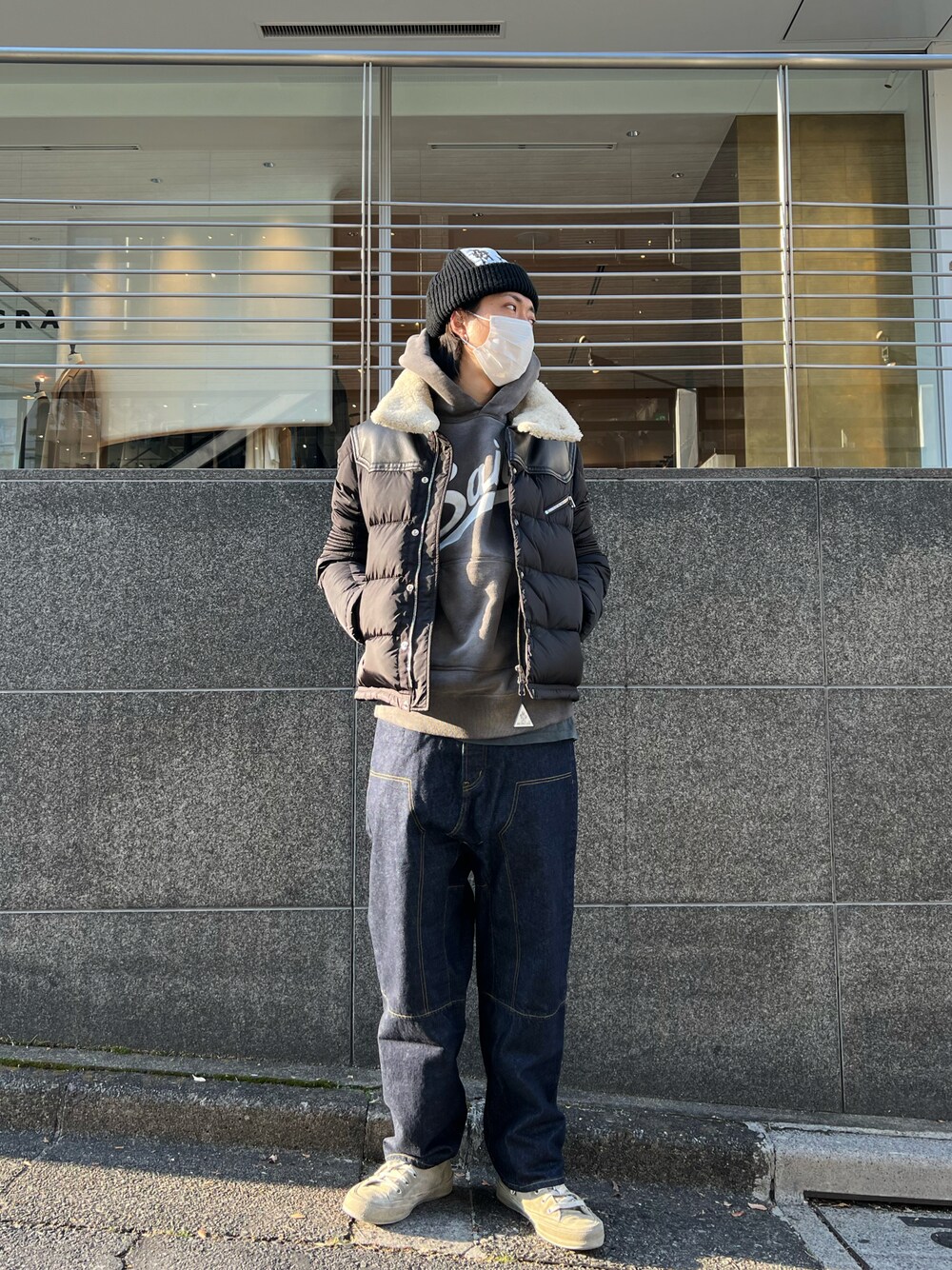 「今日のコーデ、冬のコーデ、休日コーデ、ootd、スニーカー、秋冬コーデ、レザー、ダウンジャケット、MONCLER、backlash、ROYAL FLASH」｜「ISAMU KATAYAMA BACKLASHのアイテム（デニムパンツ、ブルー系）」を使った、サトウ コウタさん（メンズ・179cm）の冬コーディネートの1枚目の写真