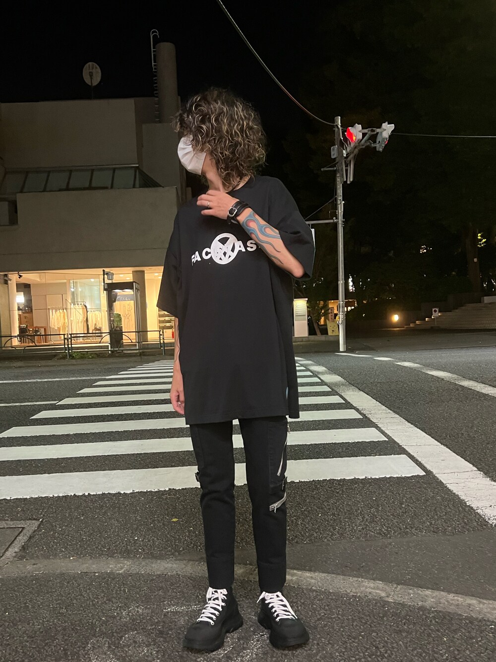 「メンズコーデ、カジュアルコーデ、大人コーデ、今日のコーデ、秋服、ラフ、モード、ブラックコーデ、ootd、UNDER COVER、facetasm、ROYAL FLASH」｜「FACETASMのアイテム（Tシャツ/カットソー、ブラック系）」を使った、サトウ コウタさん（メンズ・179cm）の夏コーディネートの1枚目の写真