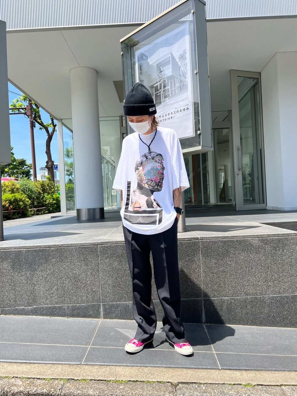「シンプル、ビックシルエット、初夏コーデ、スニーカー、Tシャツ、コンバース、カジュアルコーデ、UNDER COVER、LAD MUSICIAN、ROYAL FLASH」｜「LAD MUSICIANのアイテム（スラックス、ブラック系）」を使った、サトウ コウタさん（メンズ・179cm）の春コーディネートの1枚目の写真