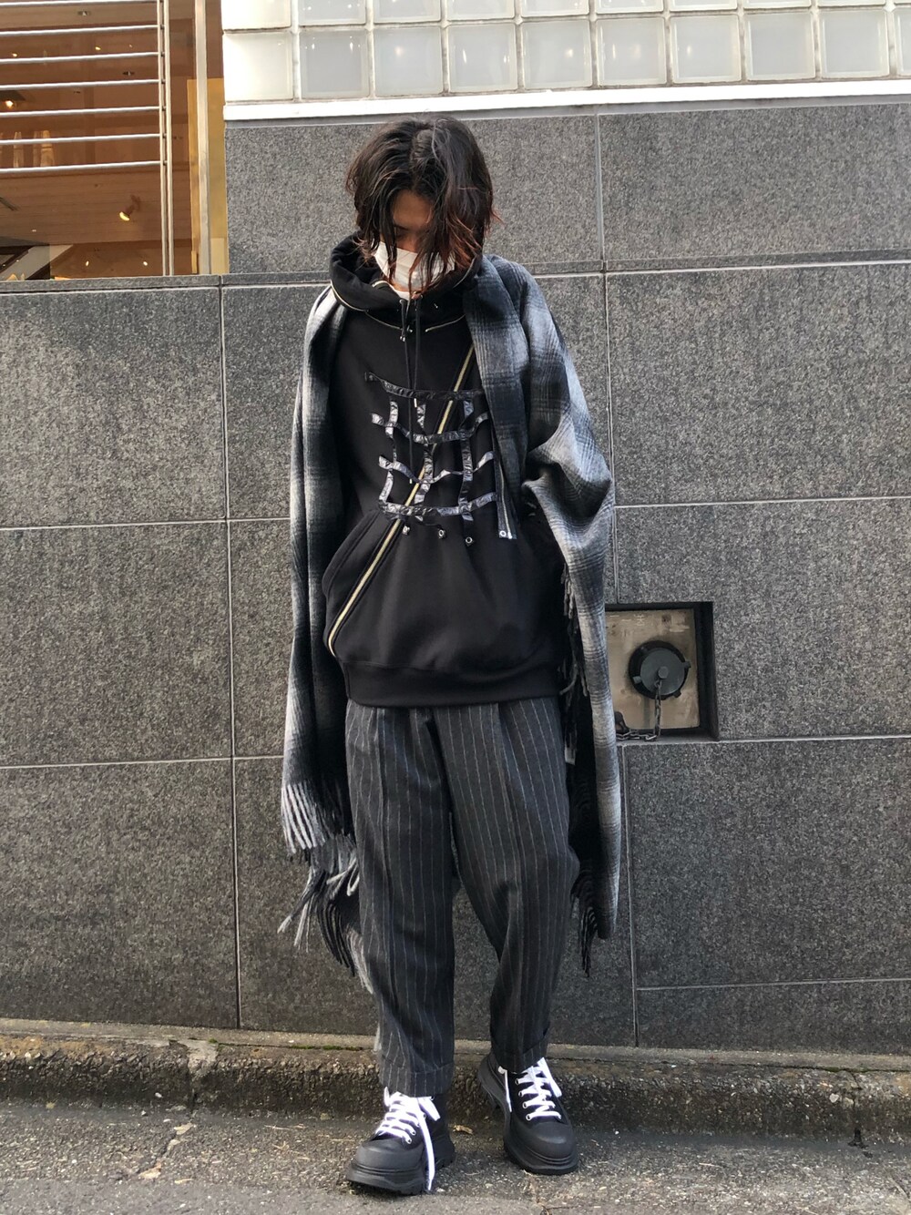 「秋のコーデ、オトナカジュアル、カジュアルコーデ、今日のコーデ、ootd、スニーカー、秋服、BED J.W FORD、ROYAL FLASH」｜「BED J.W. FORDのアイテム（スラックス、グレー系）」を使った、サトウ コウタさん（メンズ・179cm）の秋コーディネートの1枚目の写真