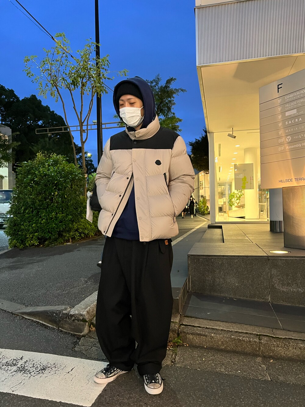 「秋冬コーデ、カジュアルコーデ、大人コーデ、冬コーデ、パーカー、MONCLER、MIHARAYASUHIRO、ROYAL FLASH」｜「MIHARAYASUHIROのアイテム（パンツ、ブラック系）」を使った、サトウ コウタさん（メンズ・179cm）の秋コーディネートの1枚目の写真