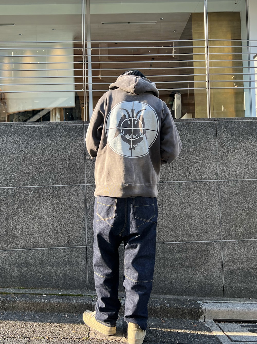 「秋冬コーデ、オトナカジュアル、冬、今日のコーデ、スニーカーコーデ、オーバーサイズ、outfit、デニムパンツ、backlash、SAINT M××××××、ROYAL FLASH」｜「ISAMU KATAYAMA BACKLASHのアイテム（デニムパンツ、ブルー系）」を使った、サトウ コウタさん（メンズ・179cm）の冬コーディネートの1枚目の写真