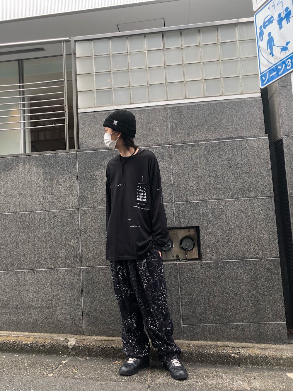 「カジュアルコーデ、今日のコーデ、秋コーデ、きれいめカジュアル、ストリートMIX、ストリート、ビッグシルエット、ワイドパンツ、TAKAHIROMIYASHITA The SoloIst.、seven by seven、ROYAL FLASH」｜「TAKAHIROMIYASHITATheSoloIst.のアイテム（Tシャツ/カットソー、ブラック系）」を使った、サトウ コウタさん（メンズ・179cm）の秋コーディネートの1枚目の写真