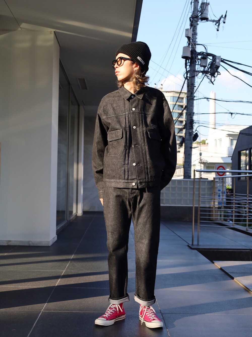 「メンズコーデ、大人カジュアル、シンプルコーデ、大人コーデ、ゆるコーデ、スニーカー、ootd、デニム、デニムジャケット、UNDER COVER、ROYAL FLASH」｜「UNDERCOVERのアイテム（デニムジャケット、ブラック系）」を使った、サトウ コウタさん（メンズ・179cm）の夏コーディネートの1枚目の写真