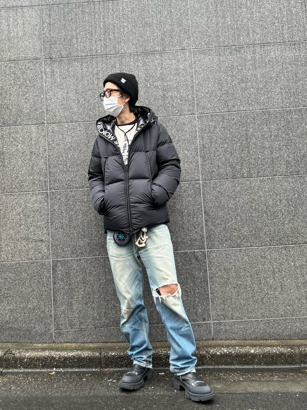 「オトナカジュアル、ラフ、シンプルスタイル、デニム、ブラック、ブーツ、MONCLER、bowwow、ROYAL FLASH」｜「Levi'sのアイテム（デニムパンツ、ブルー系）」を使った、サトウ コウタさん（メンズ・179cm）の秋コーディネートの1枚目の写真