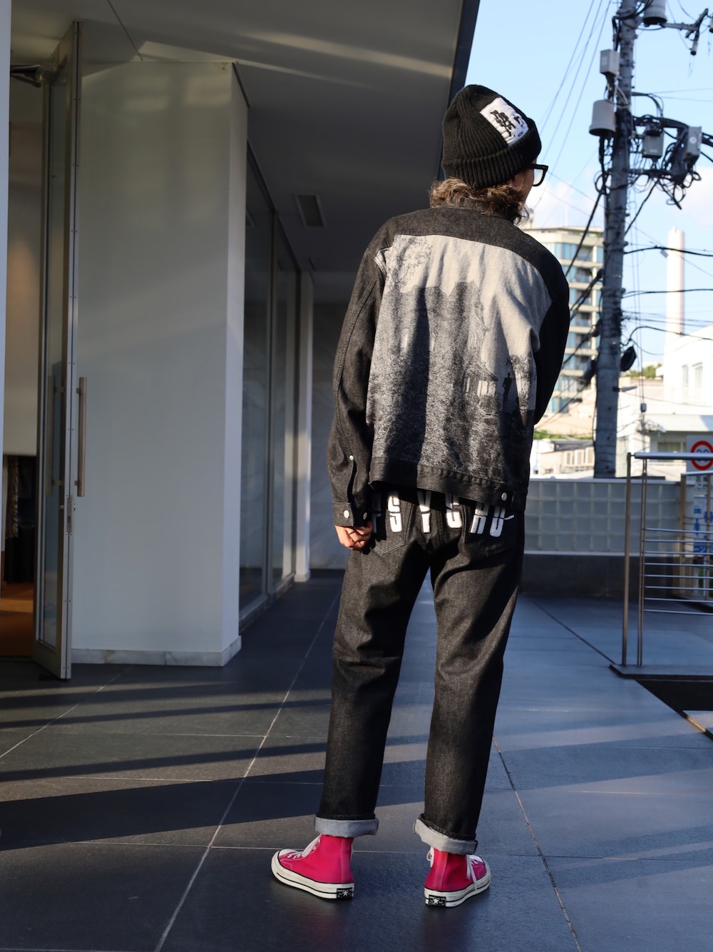 「converse、UNDER COVER、ROYAL FLASH、夏、メンズコーデ、大人カジュアル、シンプルコーデ、休日スタイル、大人コーデ、秋冬コーデ、デニム、デニムジャケット」｜「UNDERCOVERのアイテム（デニムパンツ、ブラック系）」を使った、サトウ コウタさん（メンズ・179cm）の夏コーディネートの1枚目の写真