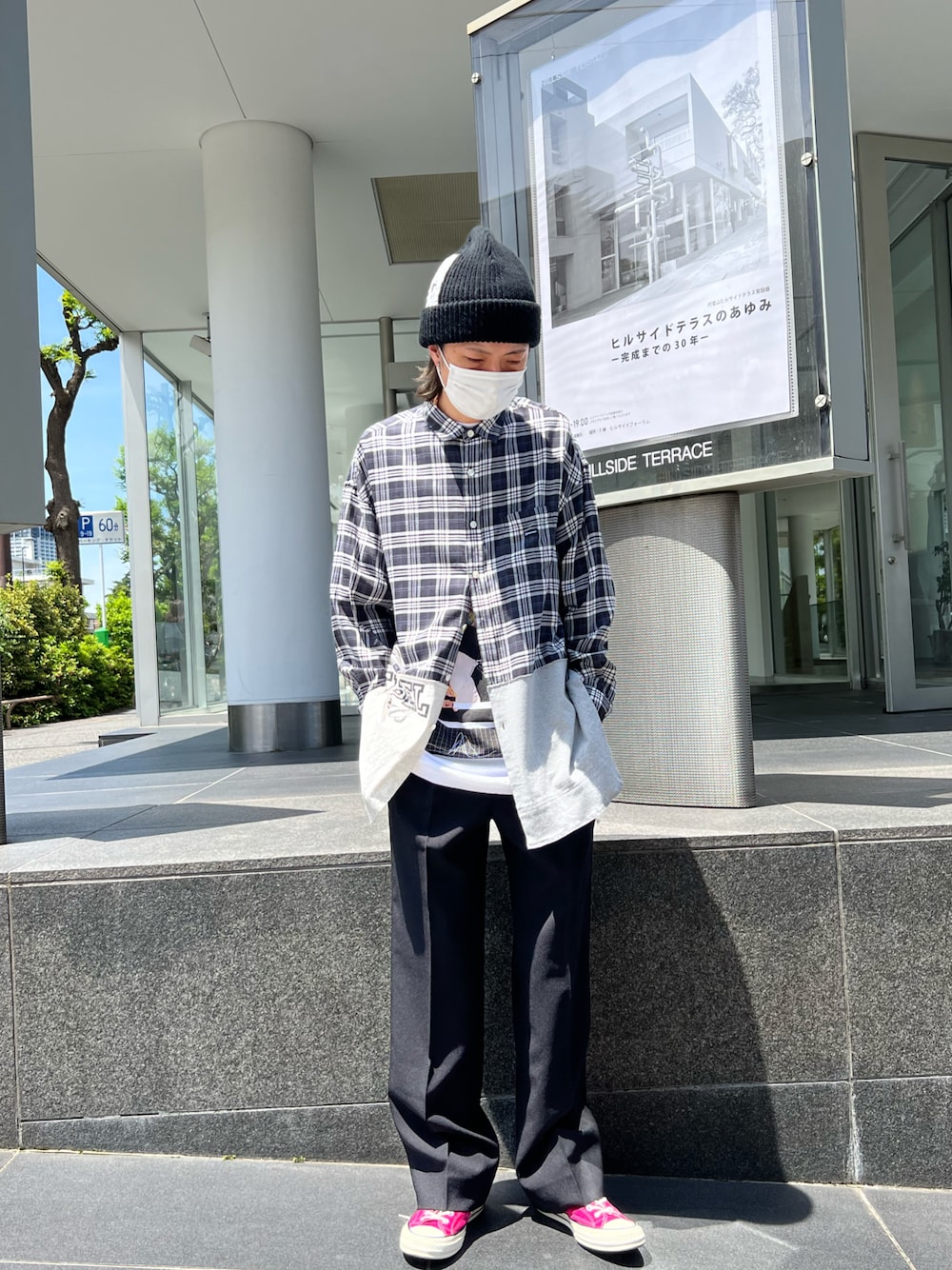 「休日コーデ、シンプル、今日のコーデ、ビックシルエット、スニーカー、オトナカジュアル、柄シャツ、コンバース、チェックシャツ、カジュアルコーデ、UNDER COVER、LAD MUSICIAN、ROYAL FLASH」｜「UNDERCOVERのアイテム（シャツ/ブラウス、ブラック系）」を使った、サトウ コウタさん（メンズ・179cm）の春コーディネートの1枚目の写真