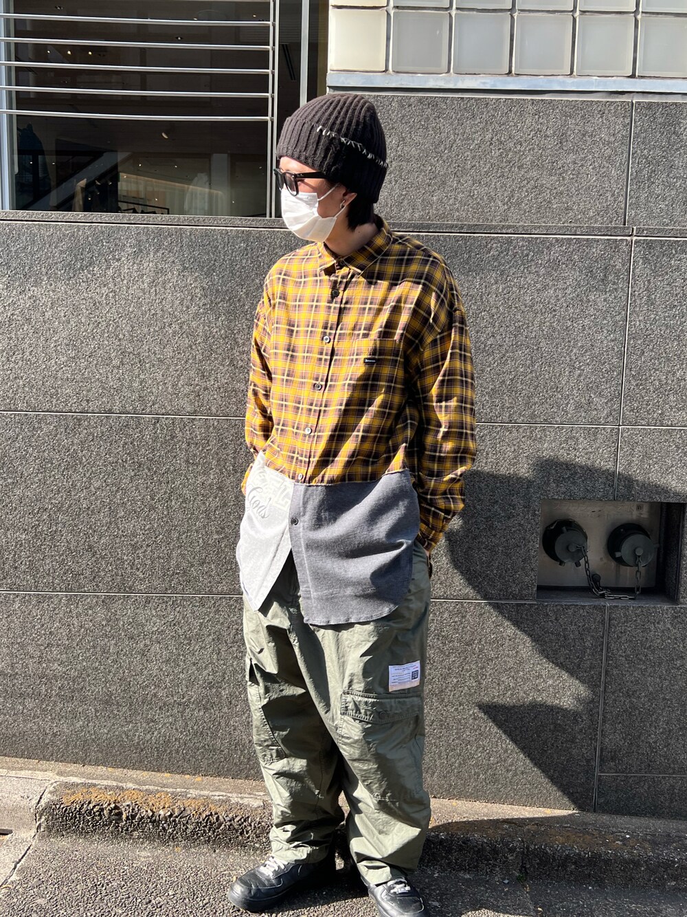 「おしゃれさんと繋がりたい、オトナカジュアル、ゆるコーデ、ワイドパンツ、ビッグシルエット、アースカラー、カーゴパンツ、UNDER COVER、MIHARAYASUHIRO、NIKE、AMBUSH、ROYAL FLASH」｜「UNDERCOVERのアイテム（シャツ/ブラウス、イエロー系）」を使った、サトウ コウタさん（メンズ・179cm）の冬コーディネートの1枚目の写真