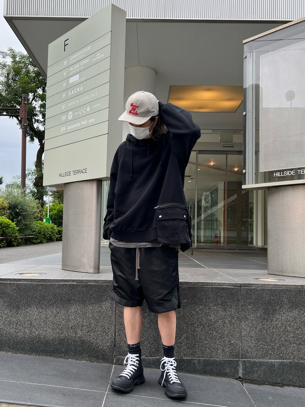 「ストリートMIX、ootd、カジュアル、きれいめカジュアル、カジュアルコーデ、大人カジュアル、オールブラック、ワントーンコーデ、モード、スニーカー、UNDER COVER、a.f artefact、ROYAL FLASH」｜「UNDERCOVERのアイテム（パーカー、ブラック系）」を使った、サトウ コウタさん（メンズ・179cm）の夏コーディネートの1枚目の写真