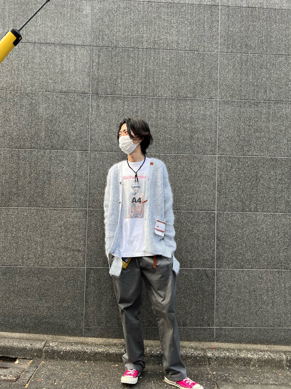 「冬、秋のコーデ、カーディガン、ニット、スニーカー、コンバース、大人カジュアル、秋コーデ、シンプル、Maison MIHARA YASUHIRO、MIHARAYASUHIRO、ROYAL FLASH」｜「Maison MIHARA YASUHIROのアイテム（カーディガン/ボレロ、ブルー系）」を使った、サトウ コウタさん（メンズ・179cm）の秋コーディネートの1枚目の写真