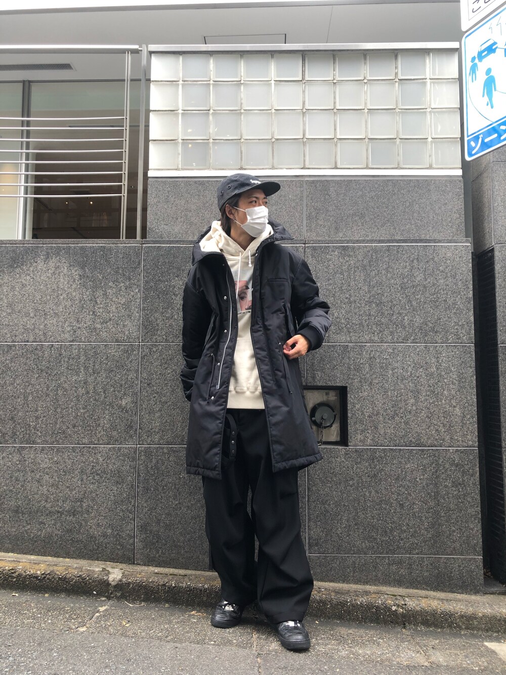 「カジュアルコーデ、今日のコーデ、お洒落さんとつながりたい、秋コーデ、きれいめカジュアル、ストリートMIX、ビッグシルエット、ワイドパンツ、スニーカー、UNDER COVER、ROYAL FLASH」｜「UNDERCOVERのアイテム（ミリタリージャケット、ブラック系）」を使った、サトウ コウタさん（メンズ・179cm）の秋コーディネートの1枚目の写真