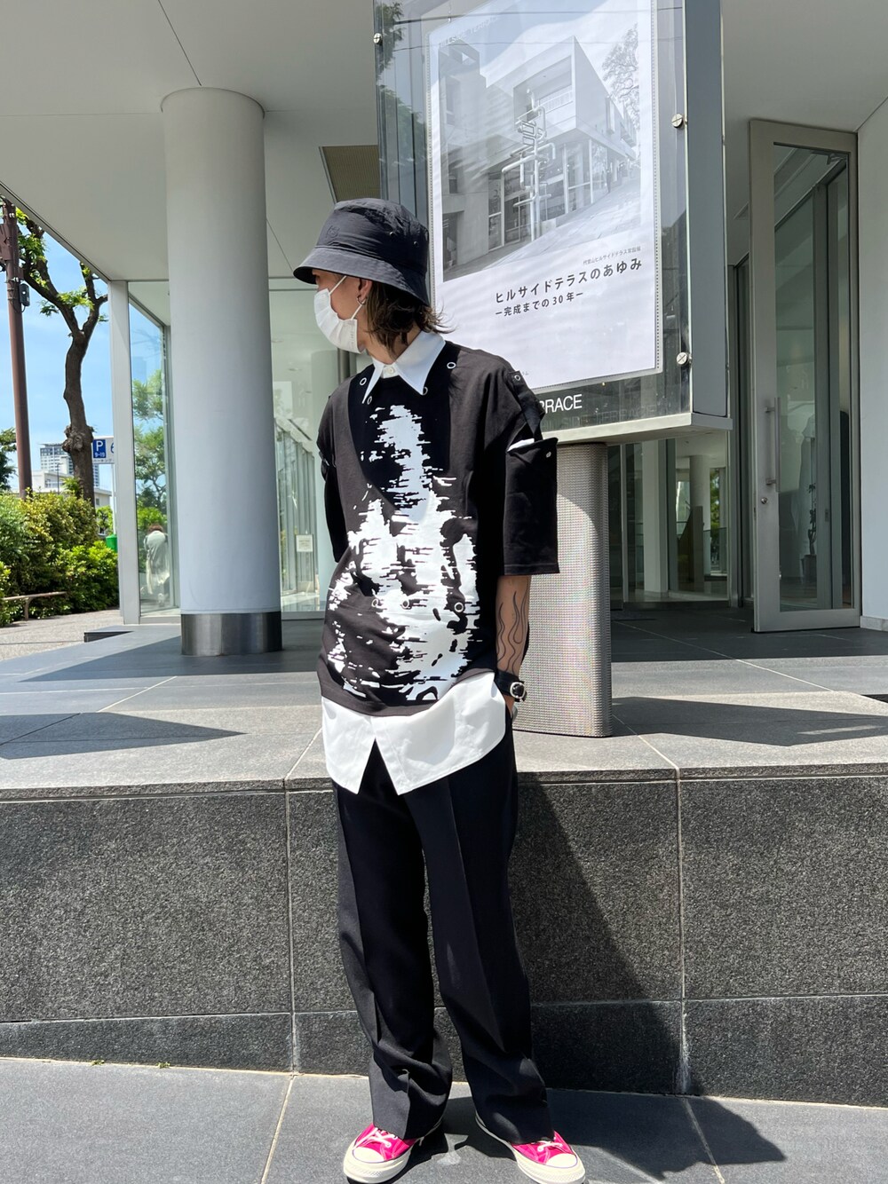 「休日コーデ、シンプル、おしゃれさんと繋がりたい、今日のコーデ、スニーカー、Tシャツ、カジュアル、スラックス、TAKAHIROMIYASHITA The SoloIst.、ROYAL FLASH」｜「TAKAHIROMIYASHITATheSoloIst.のアイテム（トップス、ブラック系）」を使った、サトウ コウタさん（メンズ・179cm）の春コーディネートの1枚目の写真