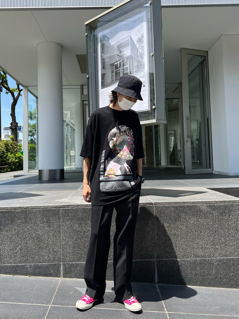 「夏コーデ、ビッグシルエット、オトナカジュアル、Tシャツ、シンプルコーデ、モノトーンコーデ、ootd、ビックシルエット、バケットハット、スニーカーコーデ、UNDER COVER、LAD MUSICIAN、ROYAL FLASH、converse」｜「LAD MUSICIANのアイテム（スラックス、ブラック系）」を使った、サトウ コウタさん（メンズ・179cm）の春コーディネートの1枚目の写真