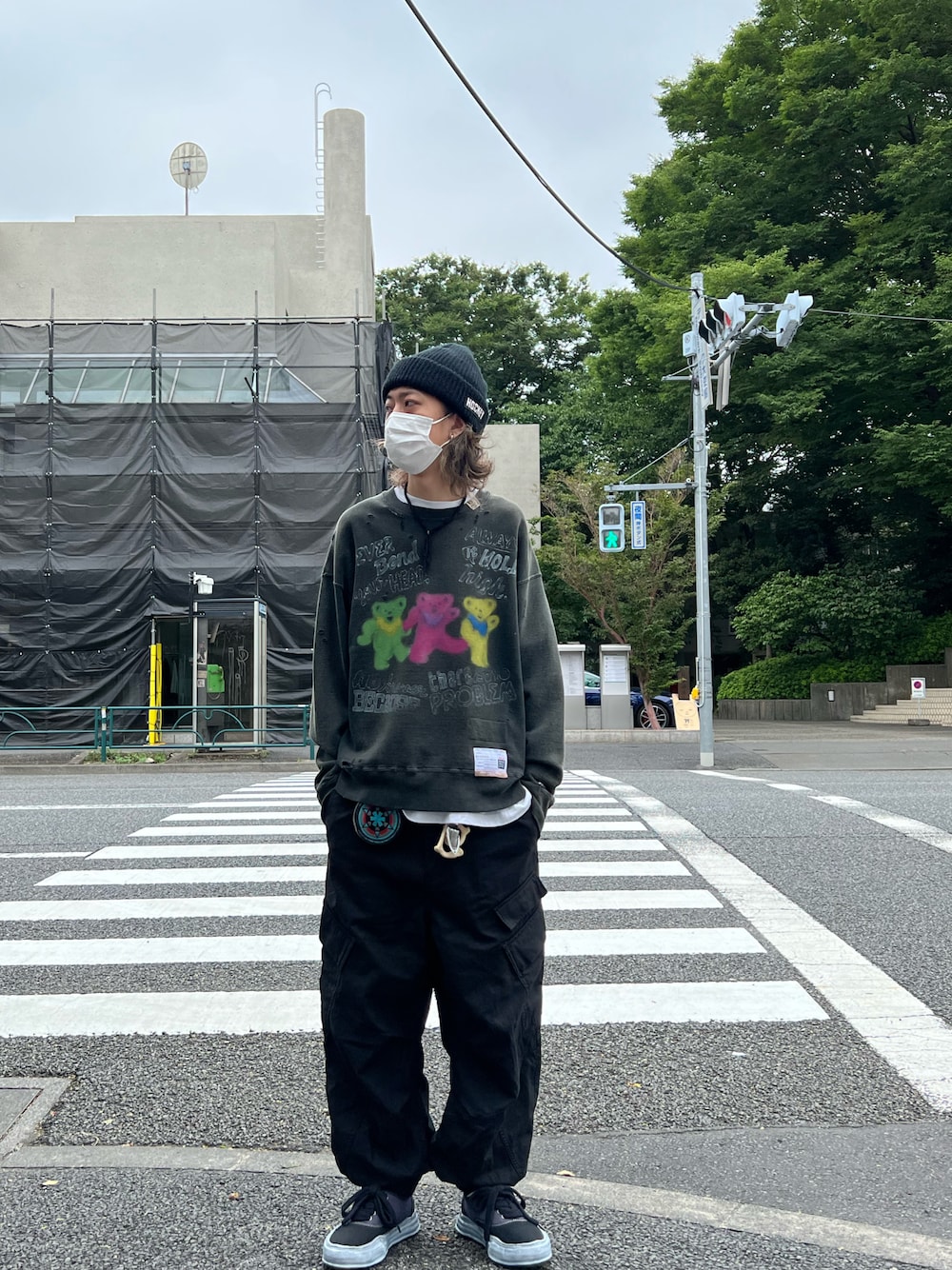 「休日コーデ、オトナカジュアル、カジュアルコーデ、大人コーデ、黒、UNDER COVER、Maison MIHARA YASUHIRO、ROYAL FLASH」｜「Maison MIHARA YASUHIROのアイテム（スウェット、ブラック系）」を使った、サトウ コウタさん（メンズ・179cm）の夏コーディネートの1枚目の写真
