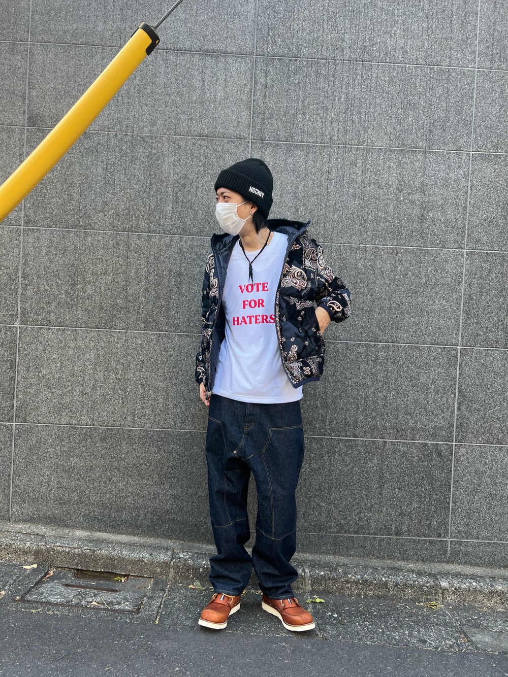 「冬コーデ、休日スタイル、ゆるコーデ、ブーツ、デニム、ダウンジャケット、ニット帽、モンクレール、MONCLER、backlash、ROYAL FLASH」｜「ISAMU KATAYAMA BACKLASHのアイテム（デニムパンツ、ブルー系）」を使った、サトウ コウタさん（メンズ・179cm）の冬コーディネートの1枚目の写真