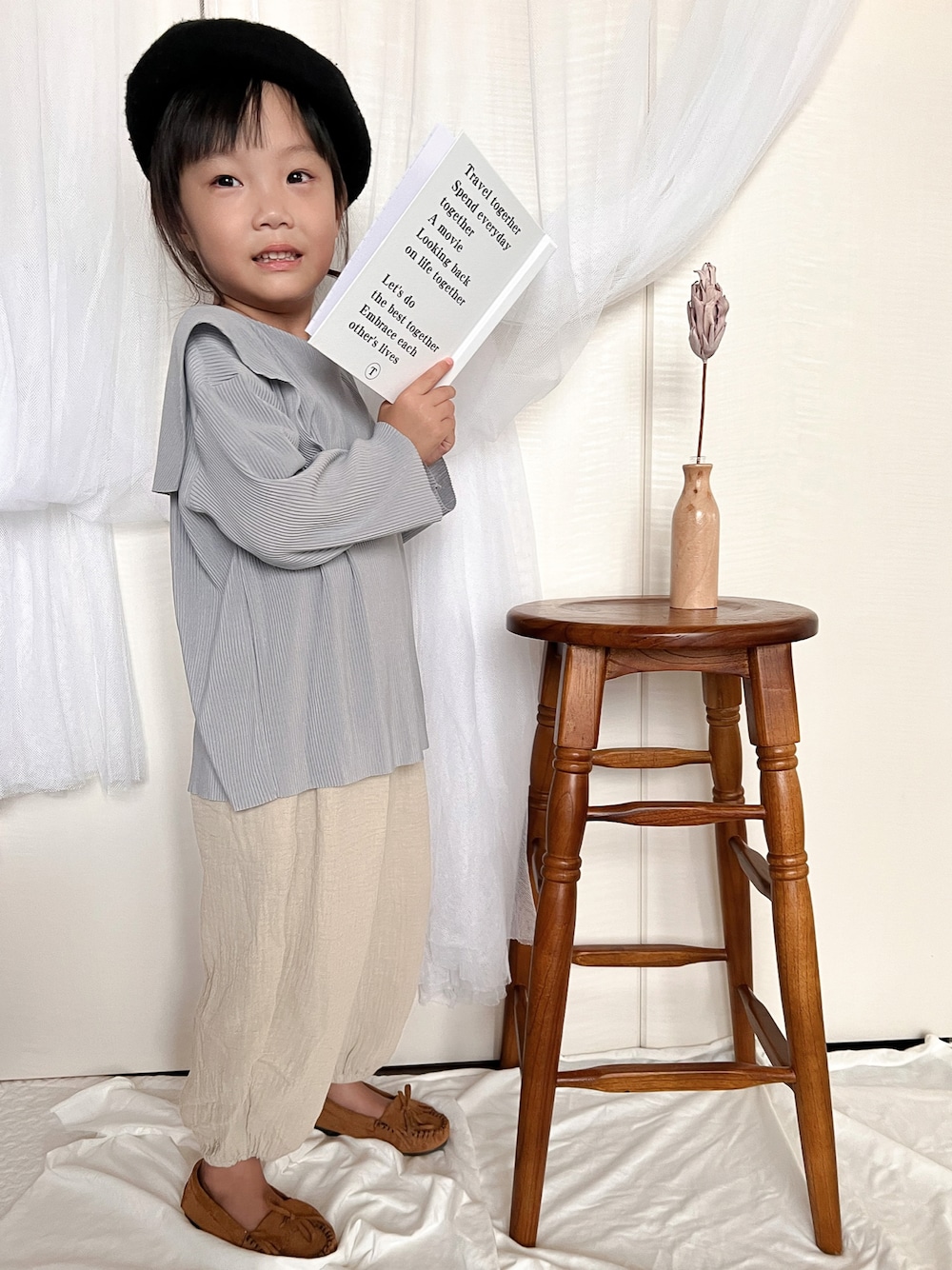 「ワイドパンツ、休日コーデ、韓国子供服、おしゃれさんと繋がりたい、ベレー帽、4歳、女の子、キッズ、淡色コーデ」｜「韓国子供服のアイテム（トップス、グレー系）」を使った、Lilick0408さん（キッズ・150cm）の秋コーディネートの1枚目の写真