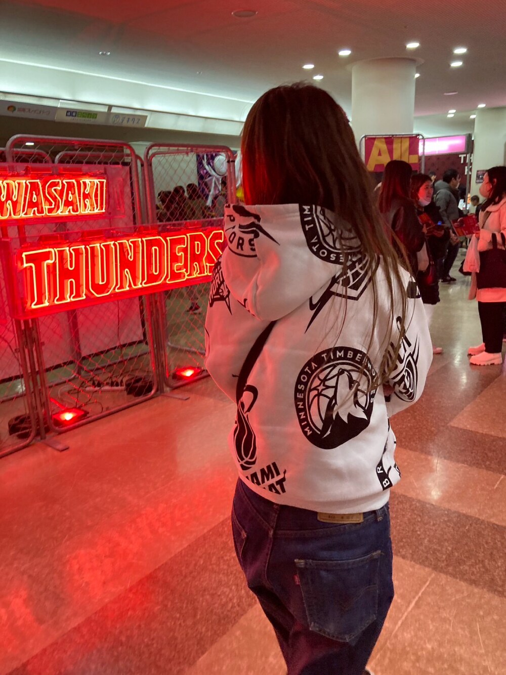 「ZARA KIDSのアイテム（スウェット、ホワイト系）」を使った、yu1978さん（骨格ナチュラル・レディース・162cm）の冬コーディネートの1枚目の写真