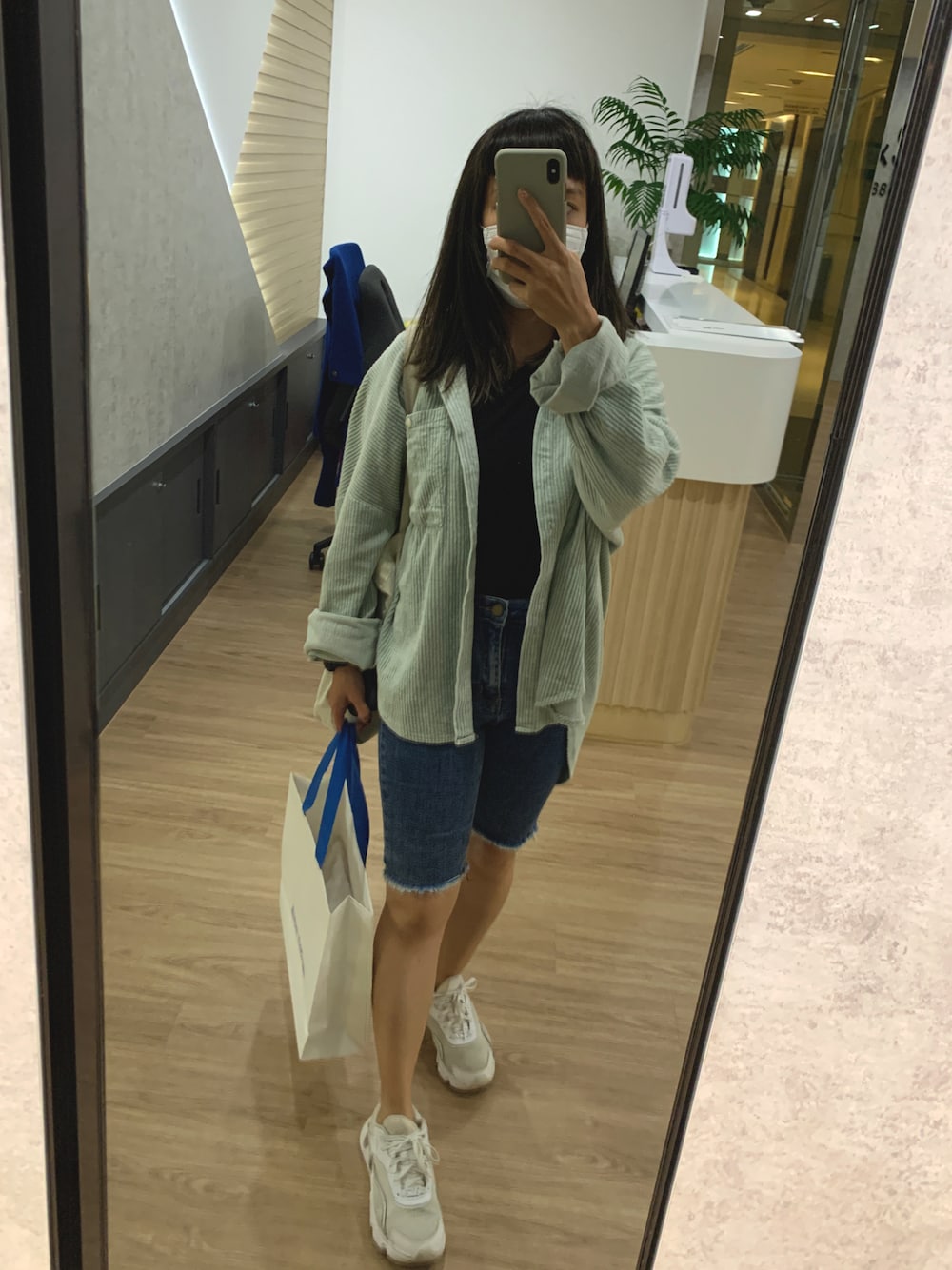 「NIKEのアイテム（シューズ、ホワイト系）」を使った、mini.meさん（レディース・150cm）の春コーディネートの1枚目の写真