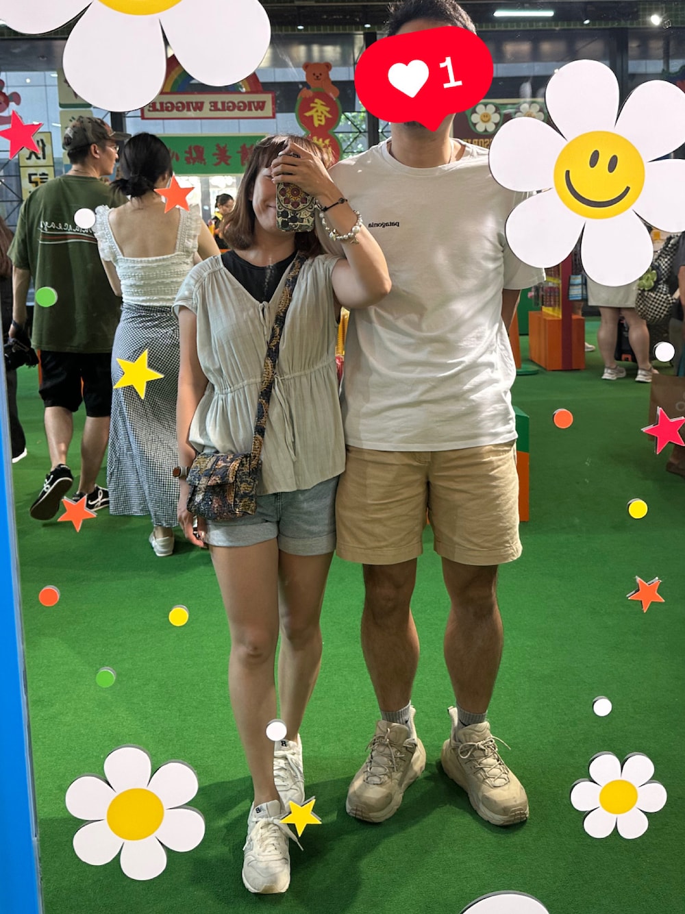 ブルー系のデニムパンツ、ブルー系のショルダーバッグ、グレー系のパンプスを着用したレディースの夏コーディネートの1枚目の写真